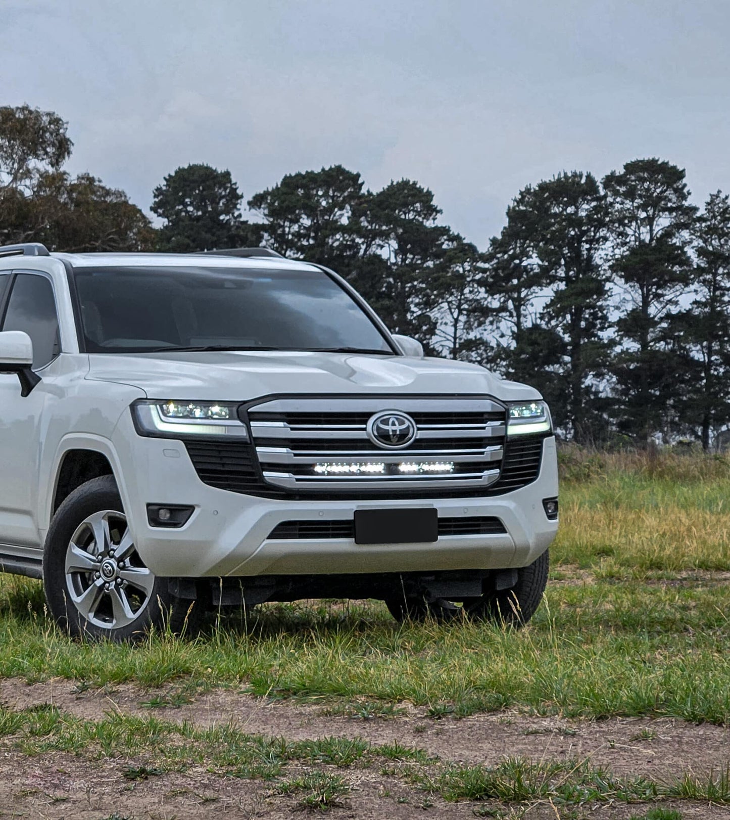 Toyota 300 Series Land Cruiser Behind Grille Light Bar Kit