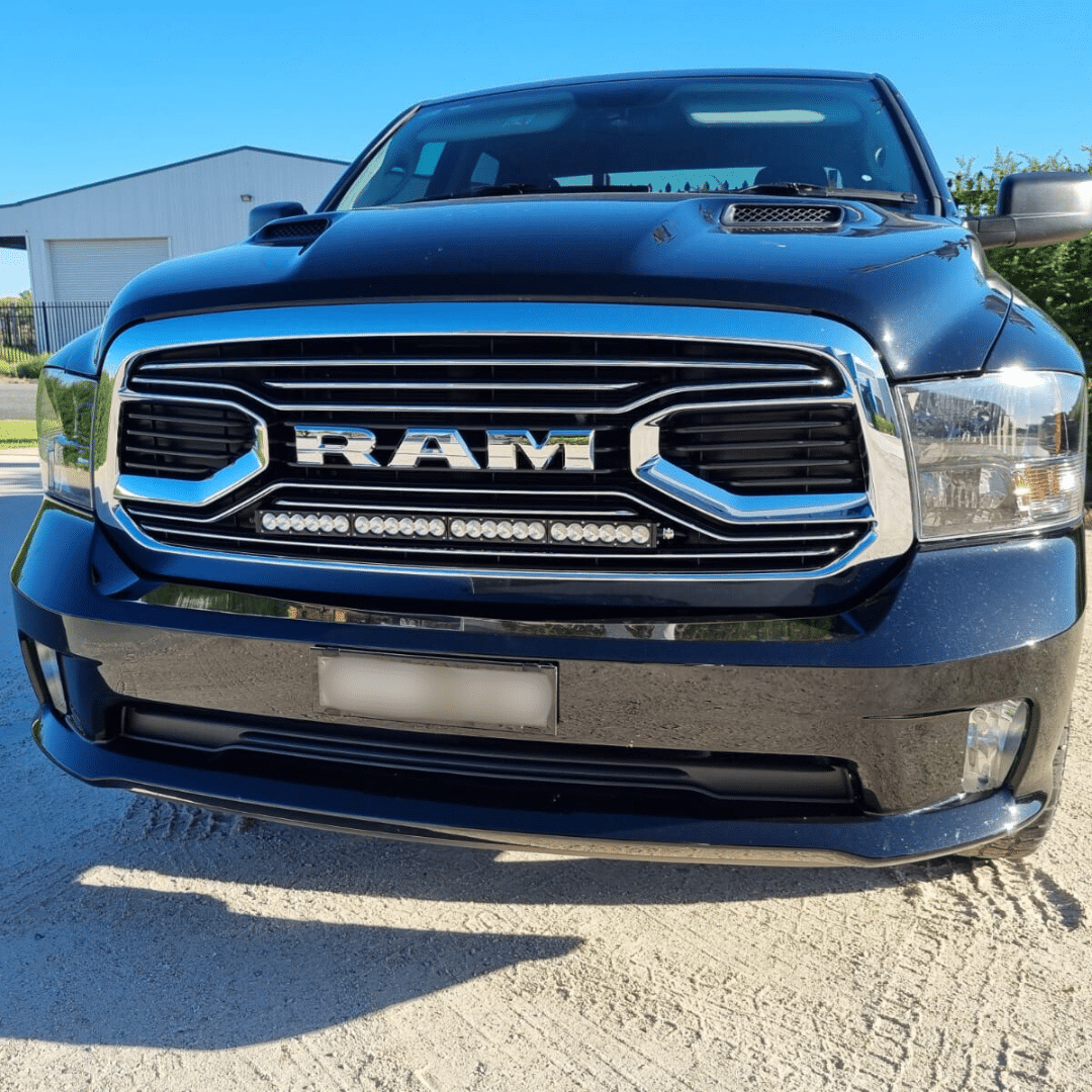 Ram 1500 DS Laramie 2018 - 2021 in Grille Integration Light Bar Kit
