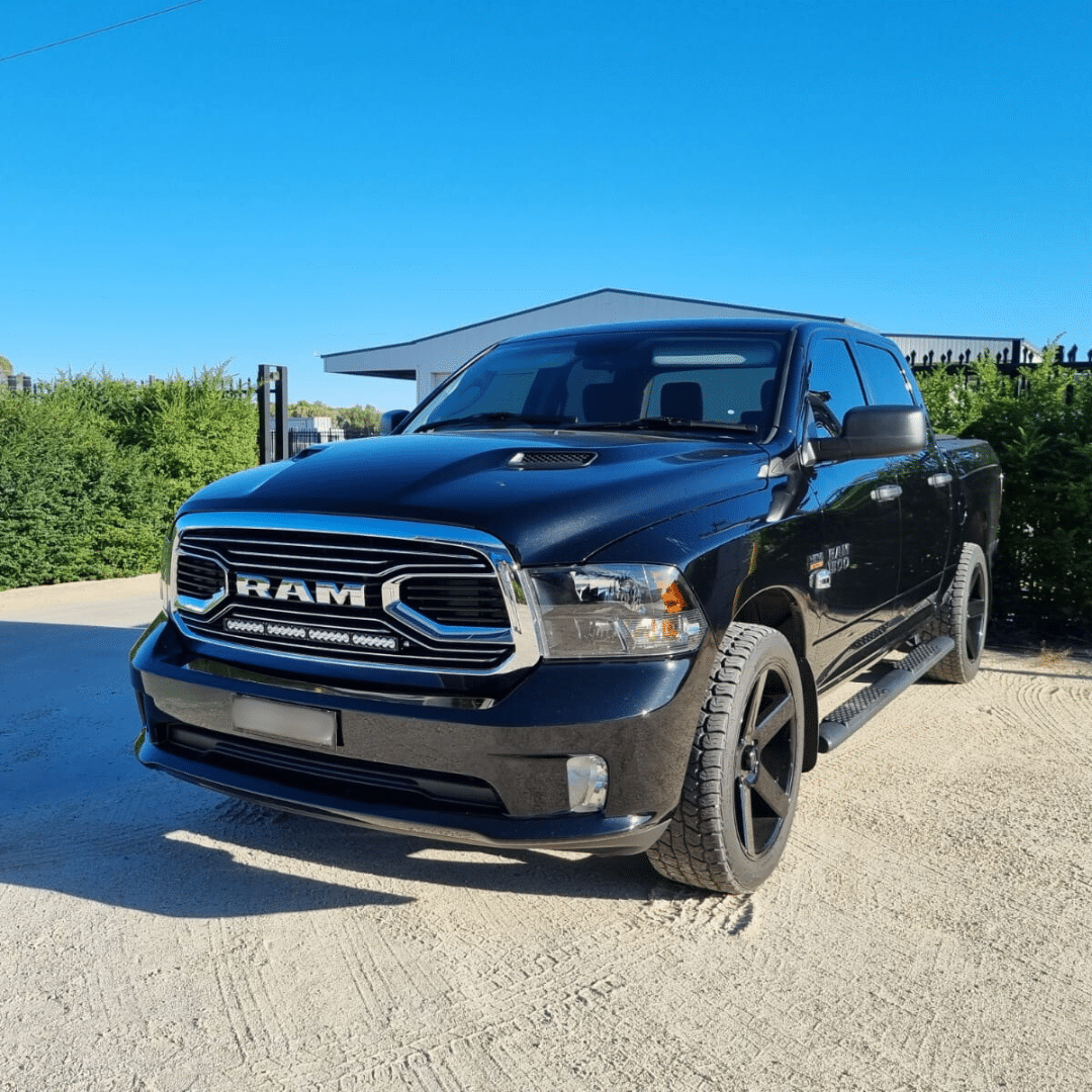 Ram 1500 DS Laramie 2018 - 2021 in Grille Integration Light Bar Kit